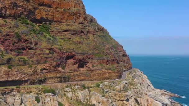 海沿いの危険な狭い山道を走行する車の空中ショット ケープタウンの近くチャップマンピークロード南アフリカ — ストック動画