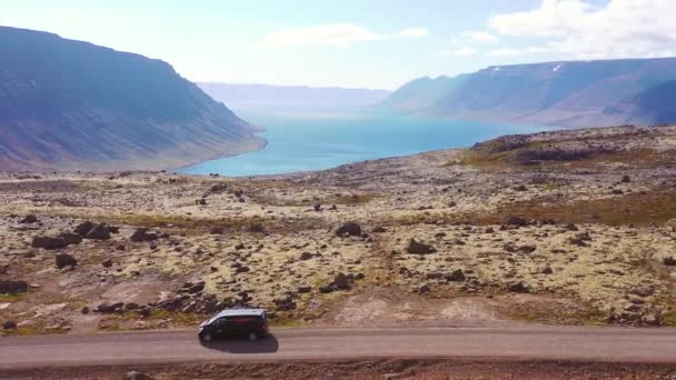 Flyg Över Svart Husbil Reser Grusväg Island Nordvästra Fjordarna — Stockvideo