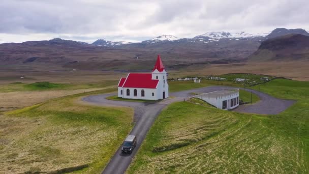 Luchtfoto Een Zwarte Camper Die Naar Een Kerk Een Heuvel — Stockvideo