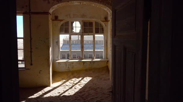 Sand Füllt Ein Verlassenes Gebäude Der Geisterstadt Kolmanskop Namibia — Stockvideo