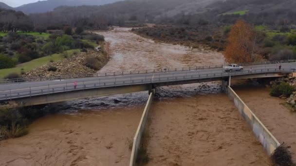 Antenn Översvämningsvatten Rör Sig Snabbt Ner Ventura River Nära Ojai — Stockvideo
