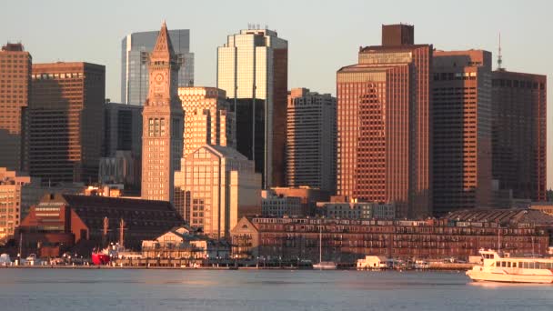 日落或日出时乘坐水上出租车的马萨诸塞州波士顿市中心的天际线 — 图库视频影像