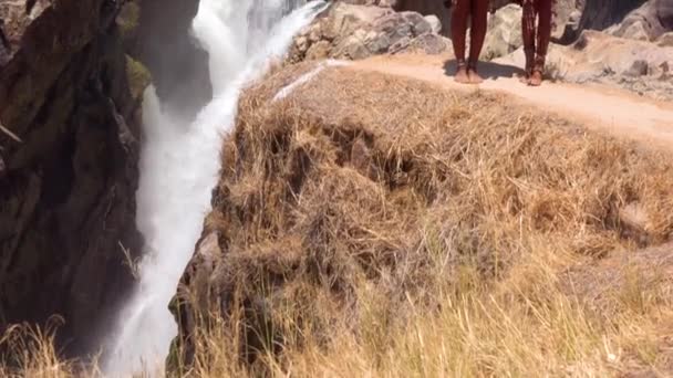 Von Den Epupa Wasserfällen Namibia Aufgetürmt Zeigt Zwei Himba Stammesfrauen — Stockvideo