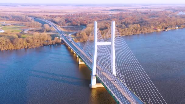 Eine Drohne Mit Lastwagen Überquert Eine Brücke Über Den Mississippi — Stockvideo