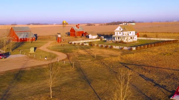 アメリカ中西部 ヨーク州 ネブラスカ州の農村地帯で撮影された古典的な農家の農場や納屋を上空から撮影したドローン — ストック動画