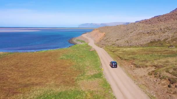 Aerial Furgone Nero Che Viaggia Una Strada Sterrata Islanda Vicino — Video Stock