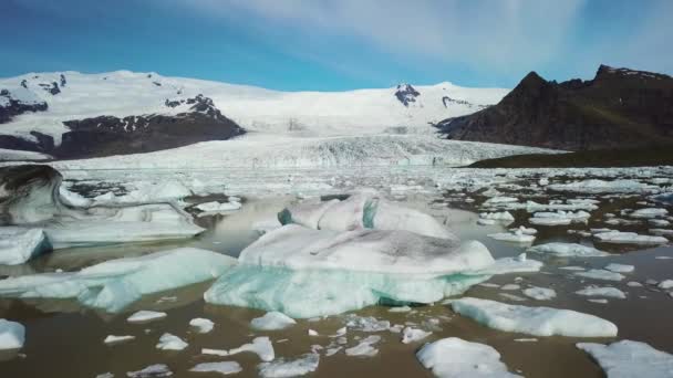 氷河のラグーンに浮かぶ氷山 — ストック動画