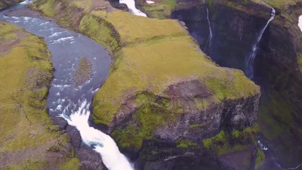Воздух Над Красивым Удивительным Высоким Водопадом Хайфосс Исландии — стоковое видео