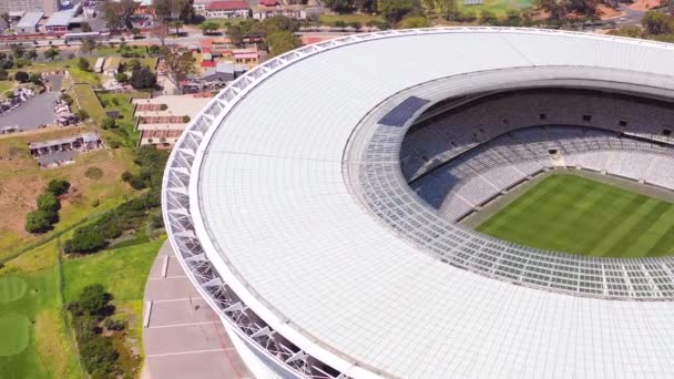 ケープタウン 南アフリカ市の撮影を遠くにケープタウン スタジアムとの良好な空中確立 — ストック動画