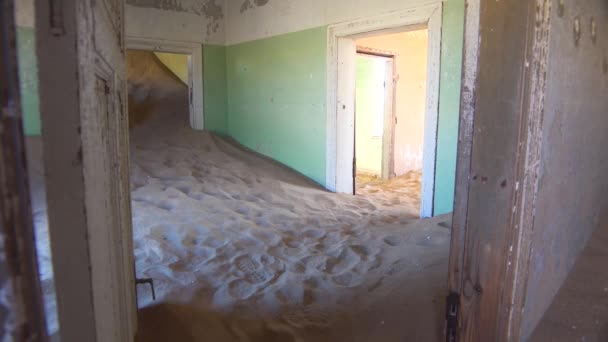 Zand Vult Een Verlaten Gebouw Edelsteen Mijnbouw Spookstad Kolmanskop Namibië — Stockvideo