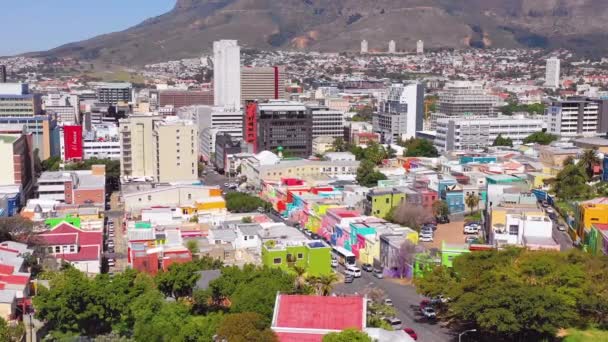 从空中俯瞰多彩的Bo Kaap开普敦社区和市中心的天际线 — 图库视频影像
