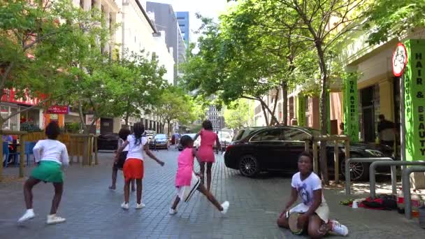 Niños Negros Bailan Calle Del Centro Ciudad Del Cabo Sudáfrica — Vídeos de Stock