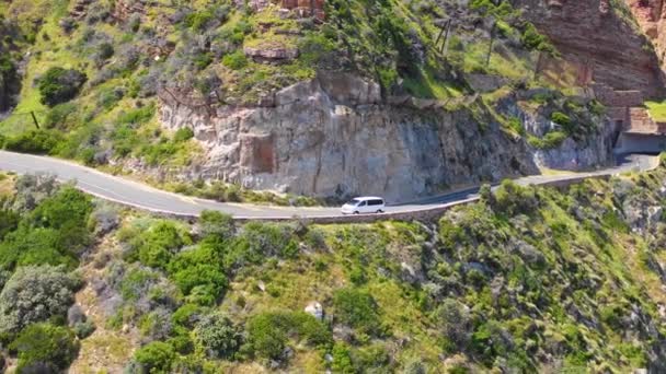 Flygbild Bil Minivan Reser Farlig Smal Bergsväg Längs Havet Chapmans — Stockvideo