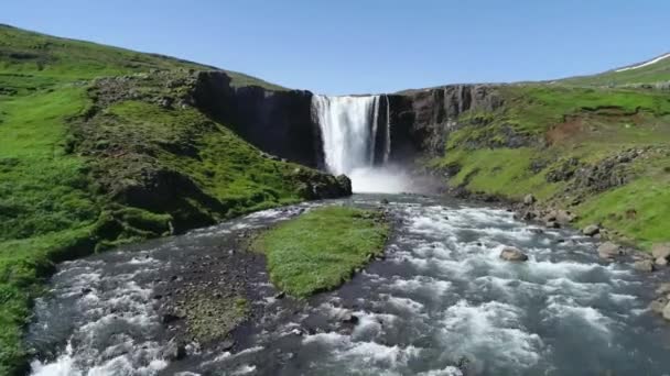 Flygfoto Från Ett Allmänt Vattenfall Island Som Faller Över Branta — Stockvideo