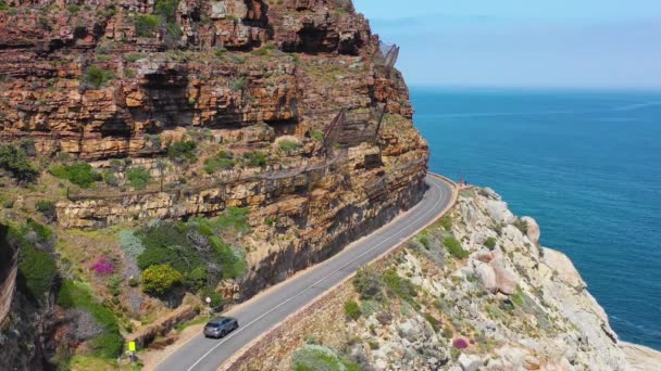 Colpo Aereo Auto Che Viaggiano Una Pericolosa Stretta Strada Montagna — Video Stock