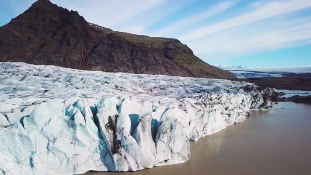 アイスランドのFjallsarlonにあるVatnajokull氷河の素晴らしい空気は 地球温暖化と気候変動を示唆しています — ストック動画
