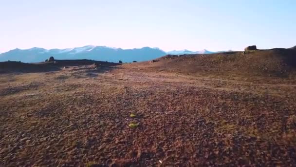 Avión Teledirigido Bajo Desde Tierra Sobre Témpanos Moviéndose Una Bahía — Vídeo de stock