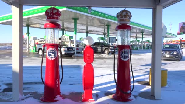 Alte Zapfsäulen Stehen Neben Einer Modernen Tankstelle Auf Einem Autohof — Stockvideo