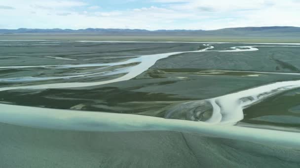 アイスランドの人里離れた高地にある氷河の川の流れと外側のパターンの空中 — ストック動画