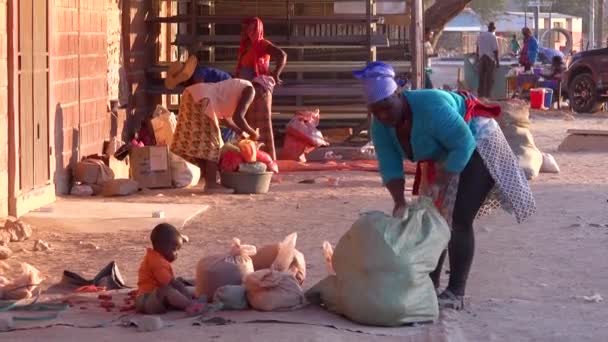 Fattiga Afrikanska Medborgare Handlar Grundläggande Afrikansk Gatumarknad Opuwo Namibia — Stockvideo