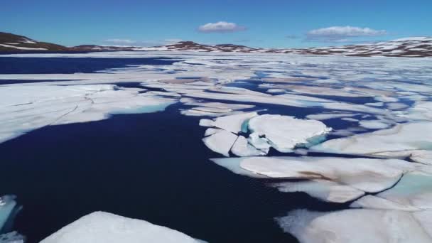 Luchtfoto Boven Een Hoogbergmeer Met Grote Smeltende Ijskappen Ijsbergen Ijsland — Stockvideo