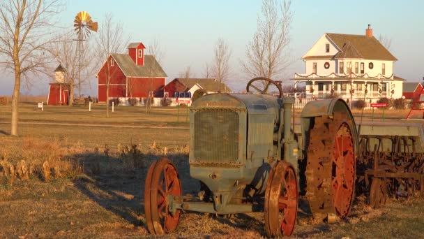 Einspielung Eines Klassischen Bauernhofes Traktors Und Scheunen Ländlichen Mittleren Westen — Stockvideo