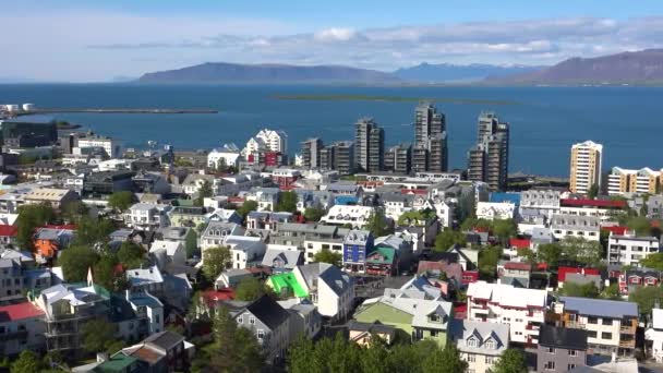 アイスランド レイキャヴィクのダウンタウンにショットを確立する高角度家やアパート — ストック動画