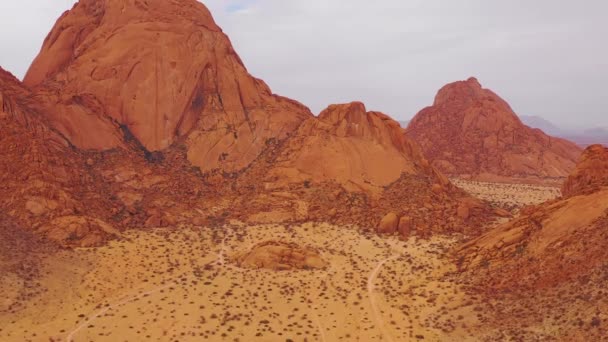 纳米布沙漠上空的空中和纳米比亚斯皮兹科佩的巨大岩石群 — 图库视频影像