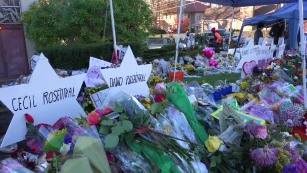 2018年 在宾夕法尼亚州匹兹堡的生命树犹太教堂发生的种族仇恨犯罪大规模枪击案的受害者纪念碑 — 图库视频影像