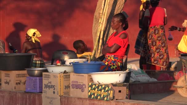 Arme Afrikanische Bürger Kaufen Auf Einem Einfachen Afrikanischen Straßenmarkt Opuwo — Stockvideo
