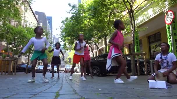 Młode Czarne Dzieci Tańczą Ulicy Centrum Kapsztadu Rpa — Wideo stockowe