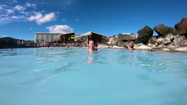 Kvinna Simmar Geotermisk Pool Ett Dagspa Island — Stockvideo