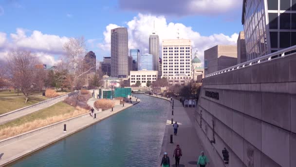 Establishing Shot Downtown City Skyline Riverfront Walk Indianapolis Indiana — Stock Video