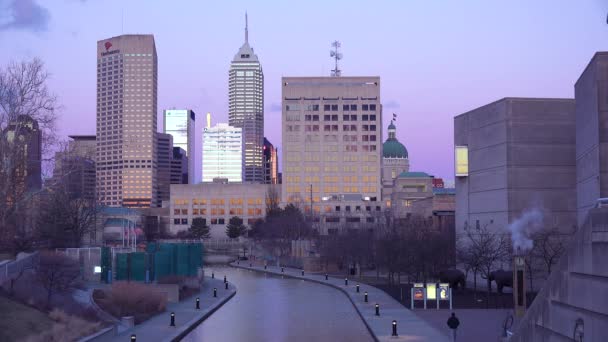 Indianapolis Indiana Városképe Alkonyatkor Látható Államházi Főépülettel Folyóparti Járdával — Stock videók