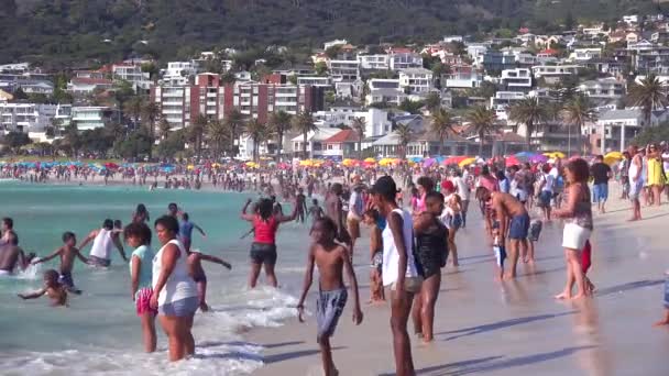 Багата Жвава Пляжна Місцина Кемпс Бей Кейптаун Пар — стокове відео