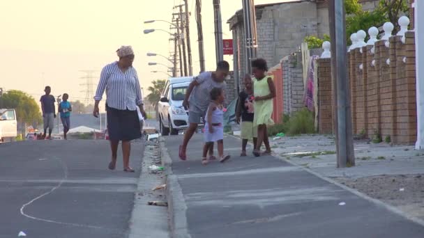 Gente Camina Por Las Calles Municipio Gugulethu Sudáfrica — Vídeo de stock