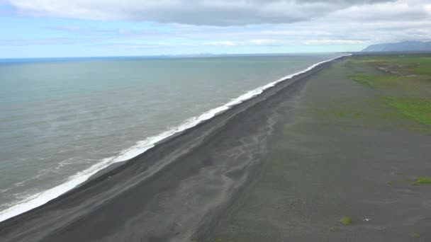 Створення Чорного Піщаного Пляжу Дирхолахі Ісландія — стокове відео