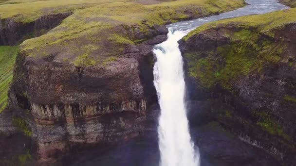 Luftaufnahme Über Dem Wunderschönen Und Atemberaubenden Hohen Wasserfall Von Haifoss — Stockvideo