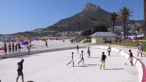 Afričané Hrají Fotbal Malém Venkovním Hřišti Blízkosti Pláže Camps Bay — Stock video