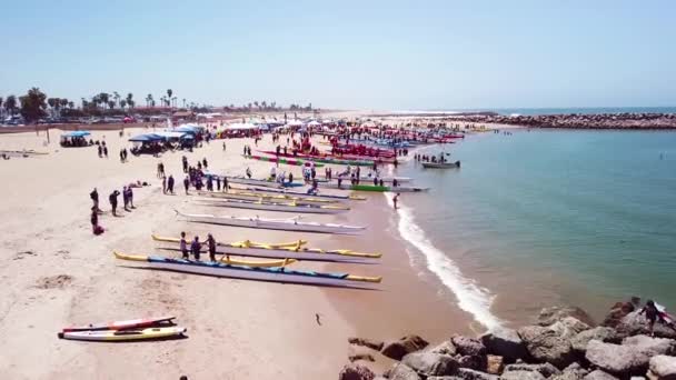 カリフォルニア州ベンチュラ近くの太平洋上でのボートレースの間 海上の引き金となるカヌーの上空 — ストック動画