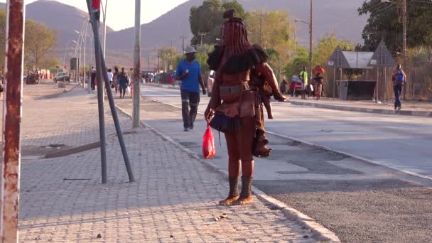 在纳米比亚奥普沃 Himba部落妇女在非洲一个集镇的街道上行走 — 图库视频影像