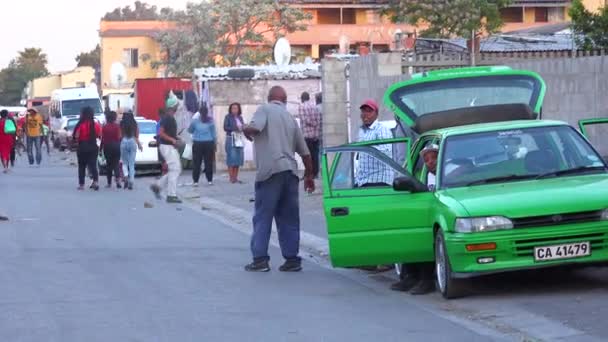 People Pedestrians Cars Busy Downtown Streets South African Township Ghetto — Stock Video