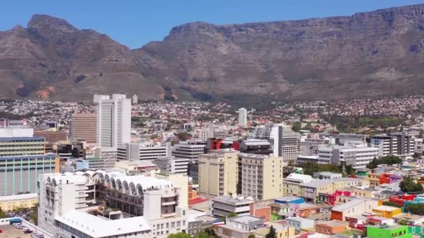 南非开普敦社区和市中心城市天际线的空中飞越色彩斑斓的Bo Kaap马来人区 — 图库视频影像