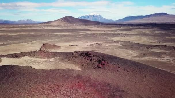 Spektakulära Antenn Över Röd Aska Toppade Vulkaner Och Lavaflöden Avlägsna — Stockvideo