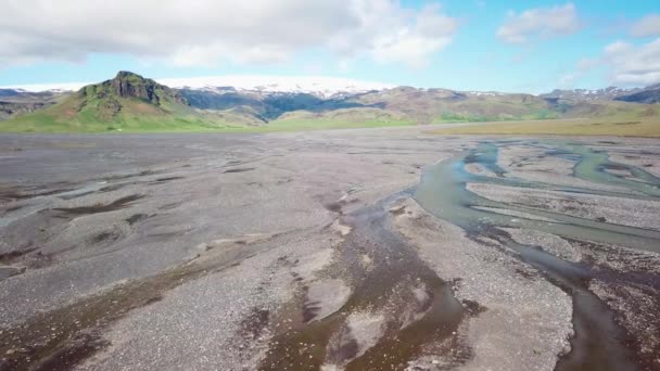 Εναέρια Διαμόρφωση Προς Έξω Και Ροή Παγετώδους Ποταμού Απομακρυσμένη Ορεινή — Αρχείο Βίντεο