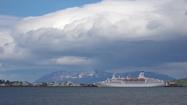 Extreme Wide Shot Του Akureyri Ισλανδία Ένα Μεγάλο Κρουαζιερόπλοιο Στο — Αρχείο Βίντεο