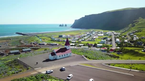 Flygfoto Som Etablerar Bilden Staden Vik Södra Island Dess Ikoniska — Stockvideo