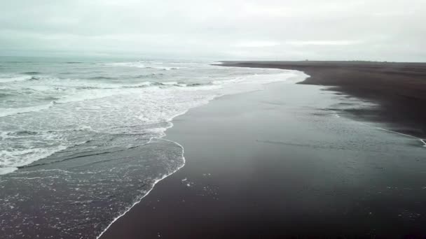 Hemsöker Vacker Antenn Över Svart Sandstrand Södra Island — Stockvideo