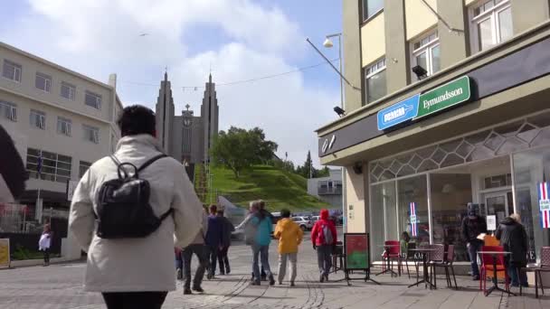 アイスランドのアクレリの趣のある通りをハルグリムスカルカ教会を背景に撮影 — ストック動画