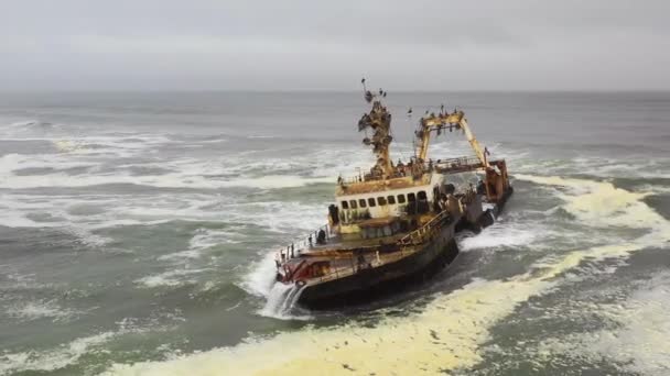 Namibya Nın Skelet Sahili Nde Karaya Oturmuş Korkunç Bir Gemi — Stok video
